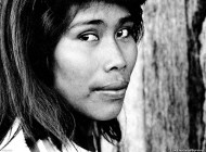 Una mujer colombiana, al preguntársele qué significaba para ella en su situación la palabra "patria", contuvo la respiración, cerró sus párpados para detener las lágrimas y prefirió callar... Una mujer colombiana, al preguntársele qué significaba para ella en su situación la palabra "patria", contuvo la respiración, cerró sus párpados para detener las lágrimas y prefirió callar...