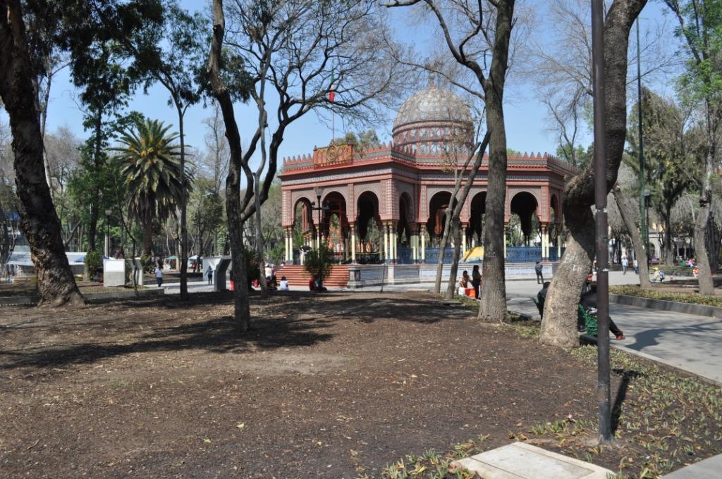Así de desastrado y sin bancas luce el quiosco Morisko...