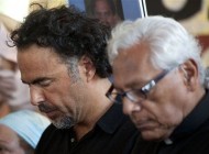 Alejandro González Iñárritu y el padre Richard Estrada acompañaron al poeta Javier Sicilia en Los Ángeles (AP). Alejandro González Iñárritu y el padre Richard Estrada acompañaron al poeta Javier Sicilia en Los Ángeles (AP).