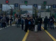 Integrantes del movimiento #YoSoy132, tomaron la caseta de la Autopista México-Cuernavaca. Foto Efren Argüelles.jpg