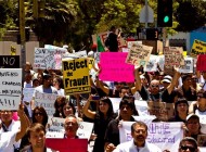 Manifestación en Los Angeles contra la imposición de Peña Nieto como presidente de México Foto: mexiconoestassolo.org