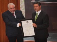 Alejandro Luna Ramos entrega la constancia a Peña Nieto.
