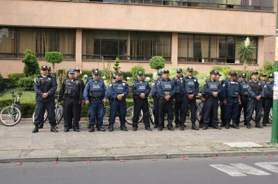 Elementos del Sector hormiga, en Azcapotzalco, se hacen "ojo de hormiga" ante llamado vecinal Elementos del Sector hormiga, en Azcapotzalco, se hacen "ojo de hormiga" ante llamado vecinal