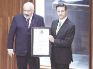 Jorge Belisario Luna Fandiño, hijo del magistrado presidente del Tribunal Electoral del Poder Judicial de la Federación, Alejandro Luna Ramos, se encuentra acusado de robo. En la fotografía se ve al padre del acusado acompañado del priista Enrique Peña Nieto.